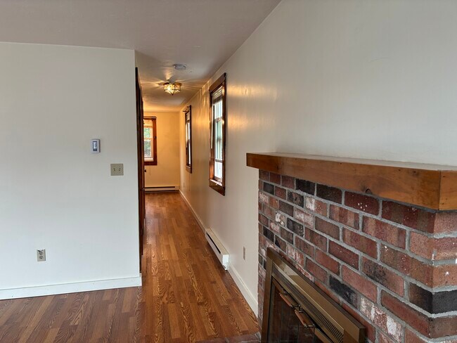 De la sala de estar a la cocina - 300 Falmouth Rd