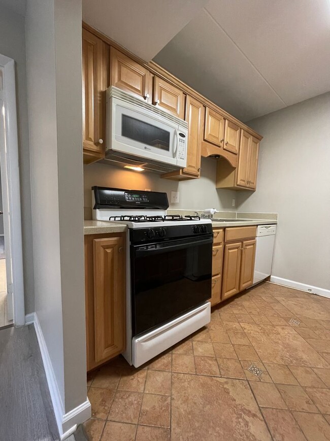 Building Photo - Leesburg Condo: 2 BD / 1 FB new floors/pai...