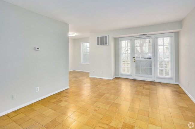 Building Photo - Finian's Court Apartments