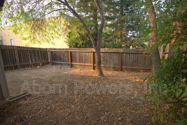 Building Photo - 343 Montrose Dr