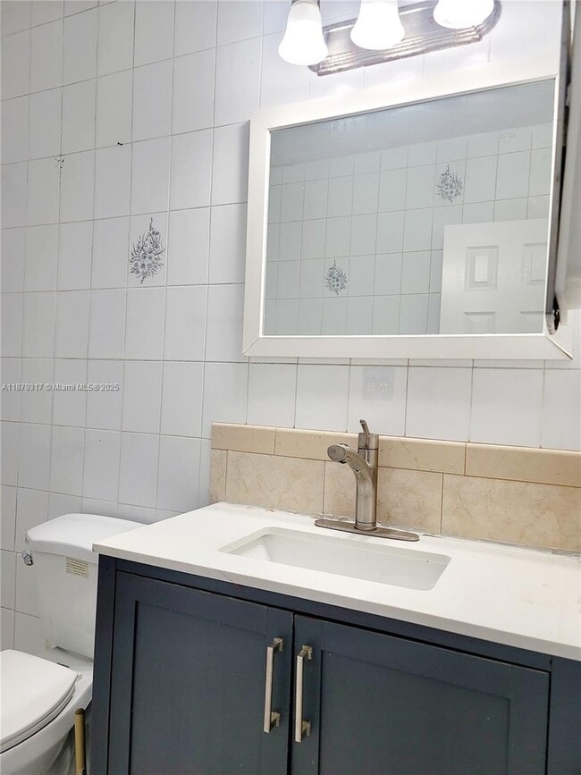 Foto del edificio - 834 W 72nd Pl