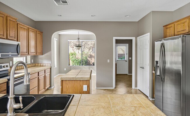 Building Photo - 4129 E Clubview Dr