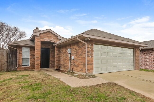 Building Photo - 9723 Pinehurst Ln
