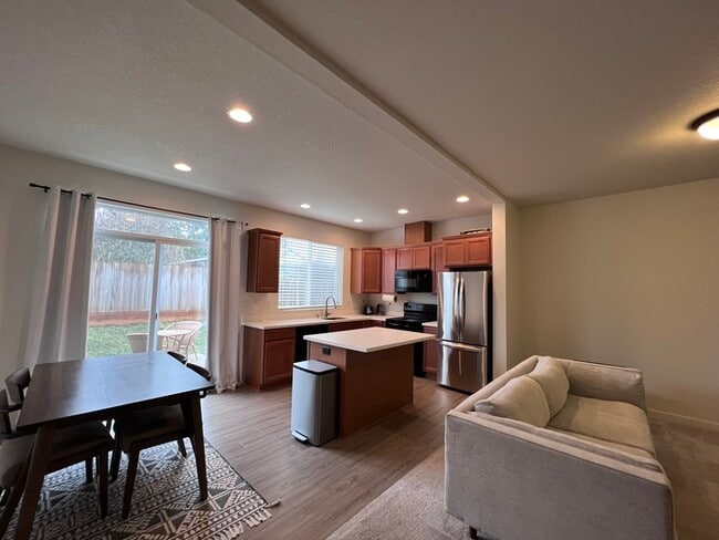 Building Photo - BEAUTIFUL THREE BEDROOM TOWN HOME IN KALAMA