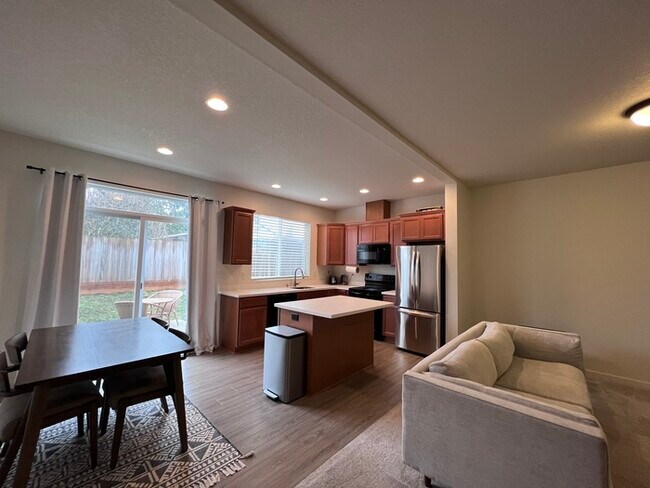Foto del edificio - BEAUTIFUL THREE BEDROOM TOWN HOME IN KALAMA