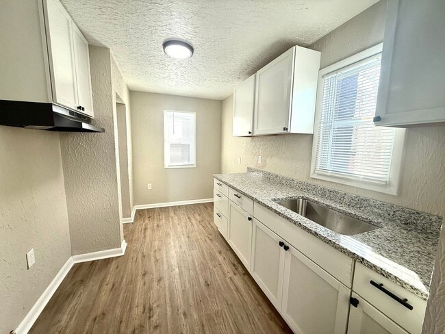 Foto del edificio - This beautifully updated 4-bedroom, 1-bath single-family home is ready for move-in!