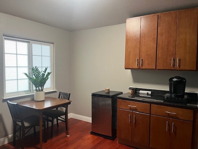 Foto principal - 1925 Rock Springs Dr