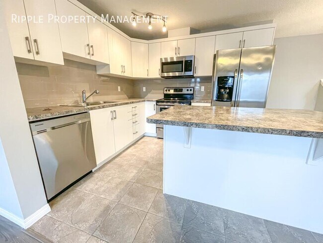 Building Photo - Great 3 bedroom 2.5 bathroom | End Unit Townhouse