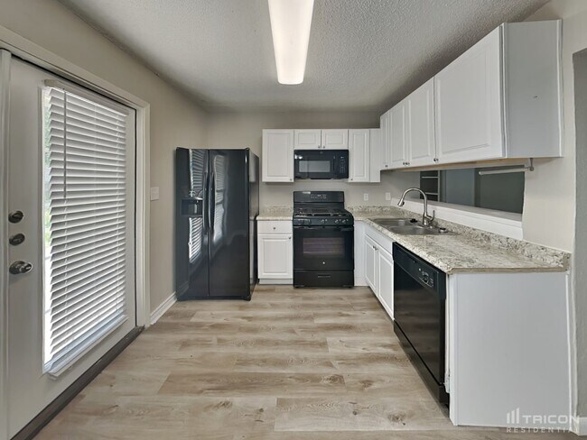 Building Photo - 206 Royal Dr