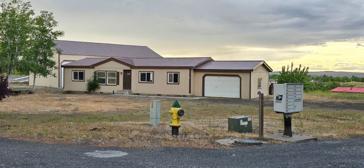 Primary Photo - Irrigon Home ready to rent!!