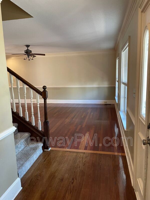 Building Photo - 15 Mulberry Ln