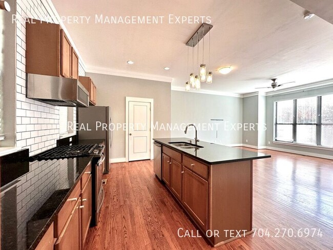 Building Photo - Charming 2BR/2.5BA Townhouse in Charlotte!