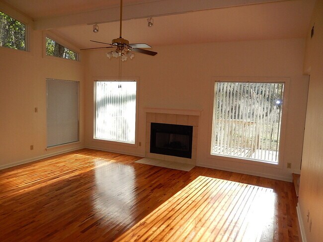Building Photo - AMAZING 3/2 Killearn Home w/ Wood Floors, ...