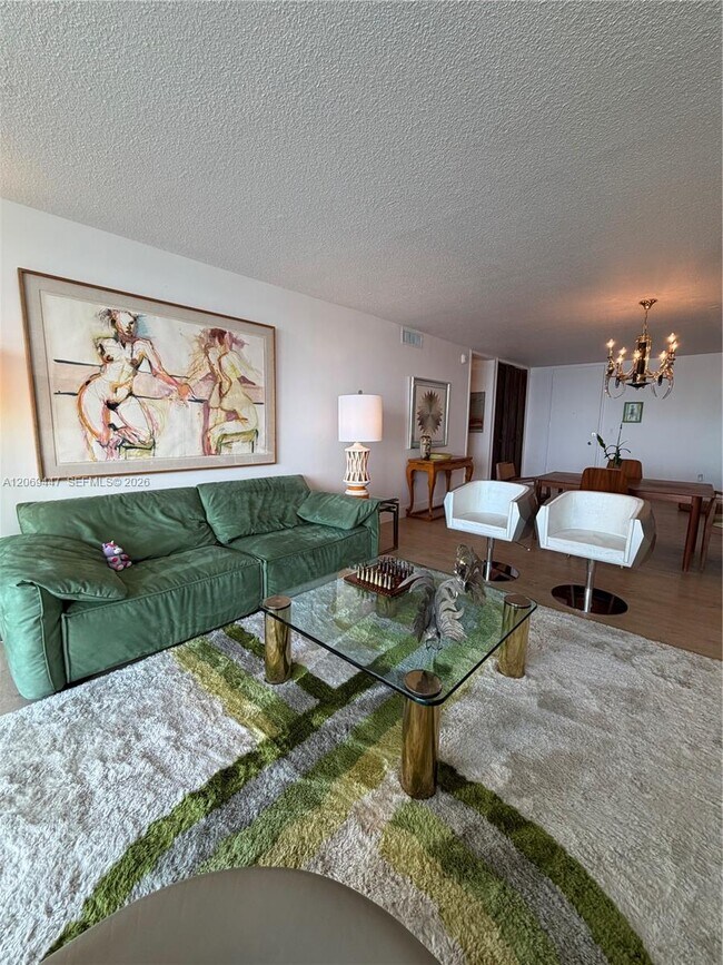 Foto del edificio - 770 NE 69th St