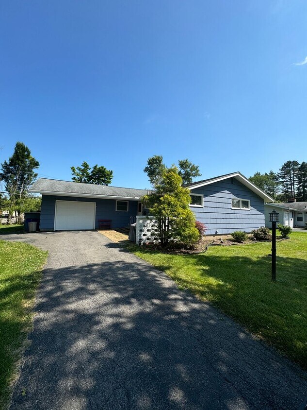 Primary Photo - Impressive 3 bed, 2 bath home on cul-de-sa...