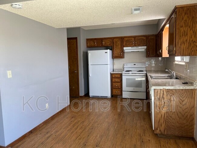 Foto del edificio - 825 Spring Ct