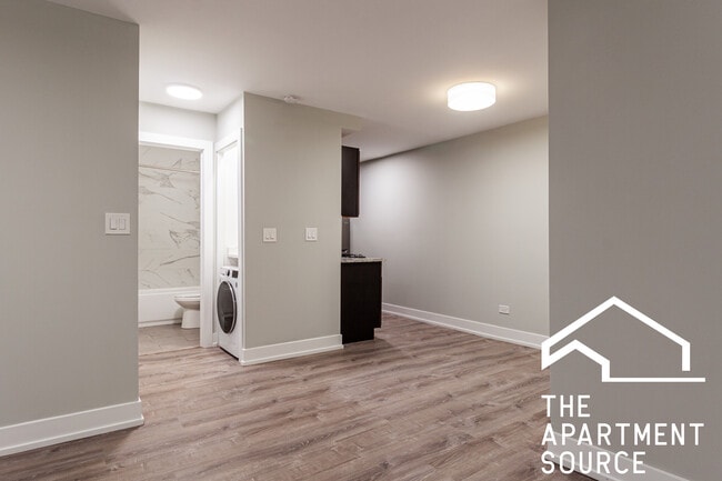 Building Photo - 454 W Barry Ave