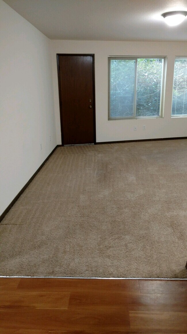 #103 Sala de estar - Pinehurst Apartments