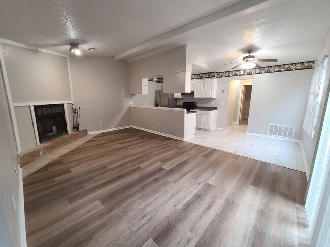 Building Photo - 3 Bed / 2 Bath Home