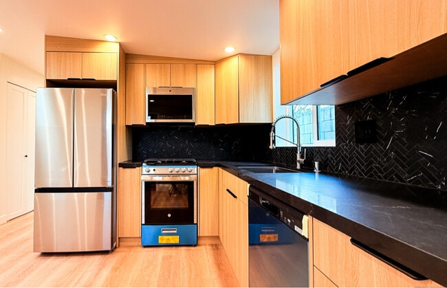 Building Photo - 546 W Ash Ave