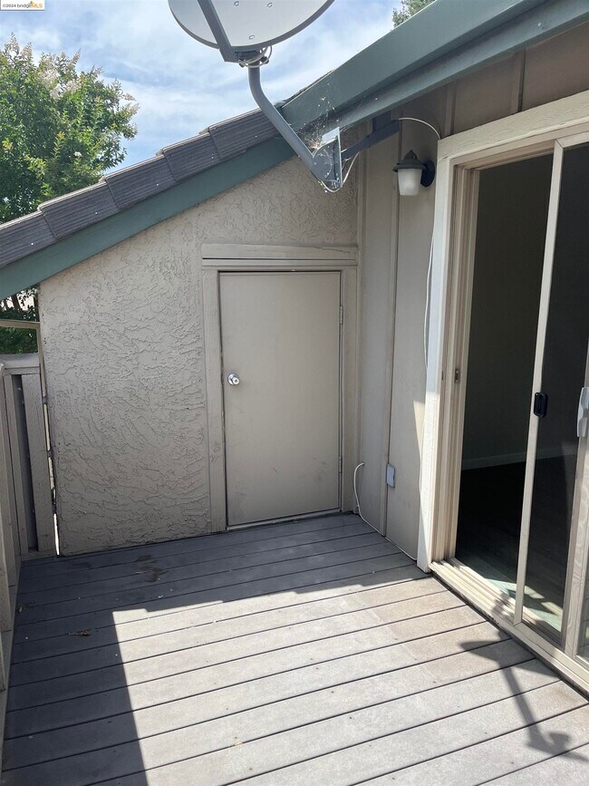 Building Photo - 2207 Lakeview Cir