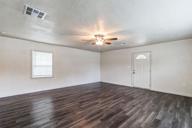 Building Photo - For Lease – 2 Bedroom, 1 Bath Corner Home in Kerrville, TX