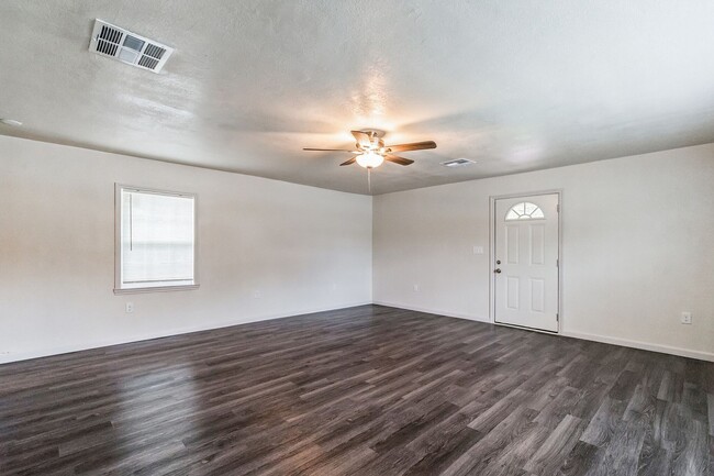 Foto del edificio - FOR LEASE 2/1  CORNER HOME