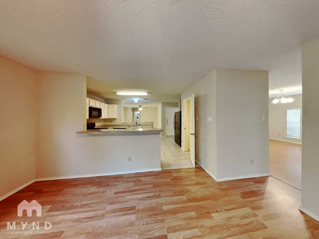 Building Photo - 3205 Meadowview Dr