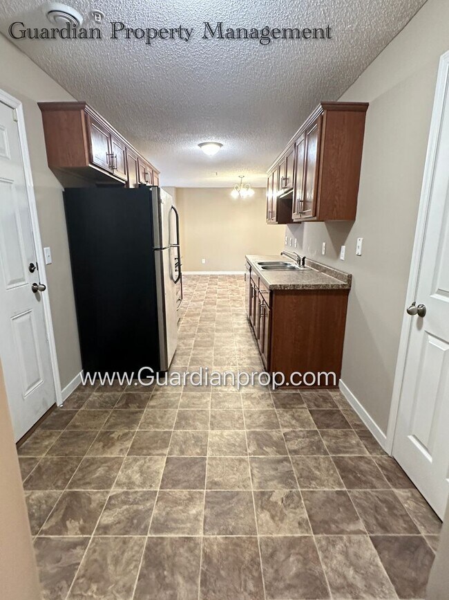 Foto del edificio - North Brooklyn Park Town Homes, Dedicated Office, 2 Car Garage, Washer/Dryer, Front Patio