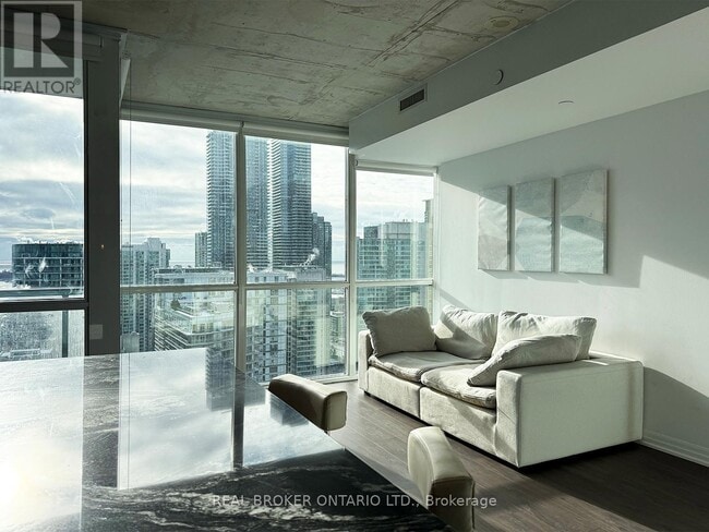 Photo du bâtiment - 88 Blue Jays Way