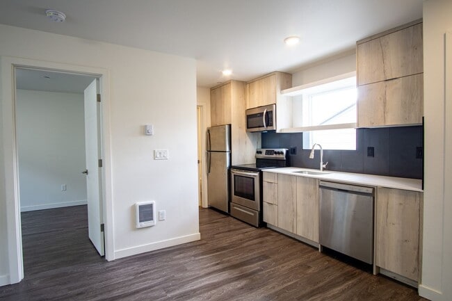 Building Photo - Contemporary 1-Bed Flat w/ DW, W/D & 2 WEE...