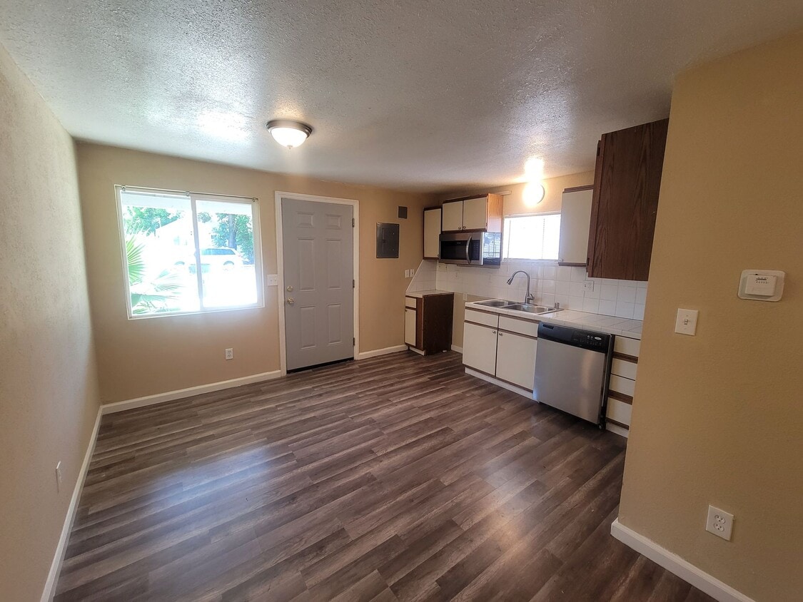 Foto principal - ***JUST REDUCED!!!*** Charming 1 Bed / 1 B...