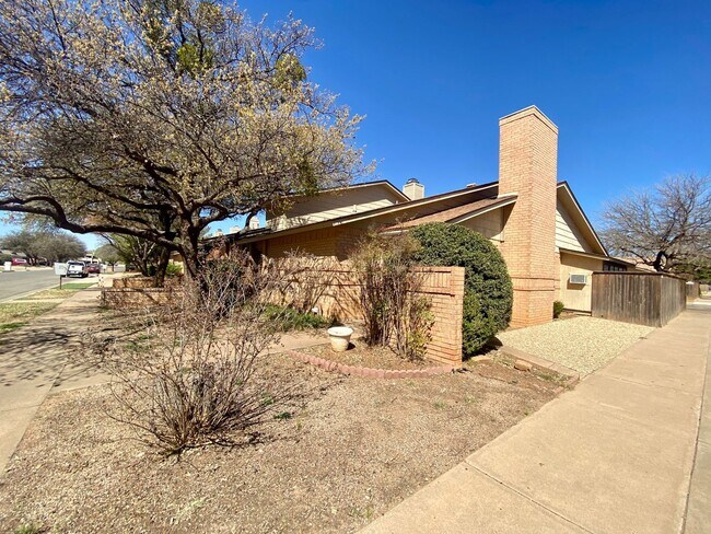 Foto del edificio - 2 Bed 2.5 Bath Townhome Now Available