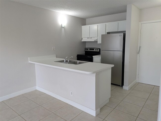 Building Photo - 2771 Riverside Dr