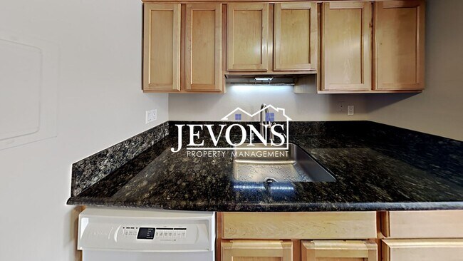 Foto del edificio - Coming soon! Charming top-floor condo with fully equipped kitchen - Water, sewer, and garbage inc...