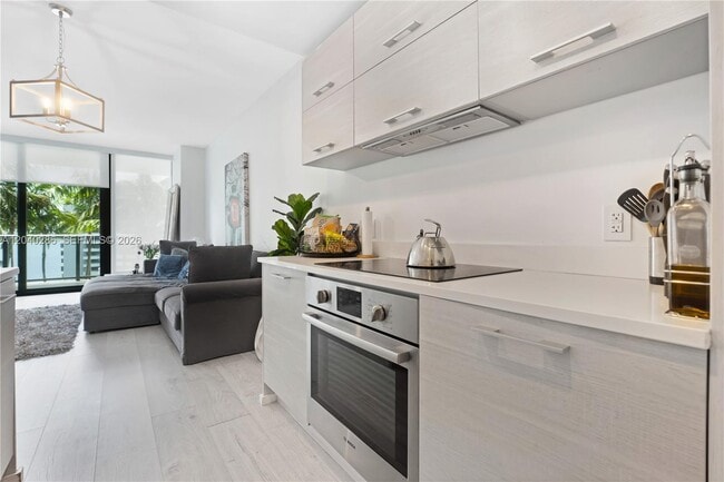 Foto del edificio - 650 NE 32nd St