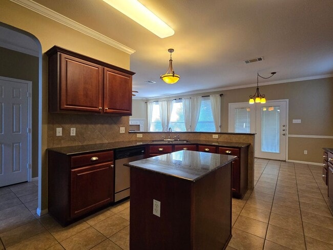 Building Photo - RENT SPECIAL!!!! AVAILABLE NOW!