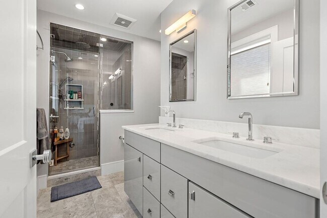 Building Photo - Three bedrooms, two full bathrooms Brookline Village
