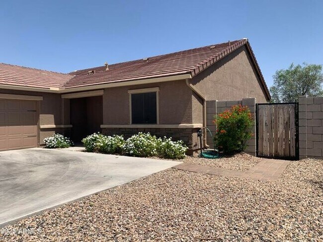 Building Photo - Nice 3 bedroom 2 bath with complete backyard!