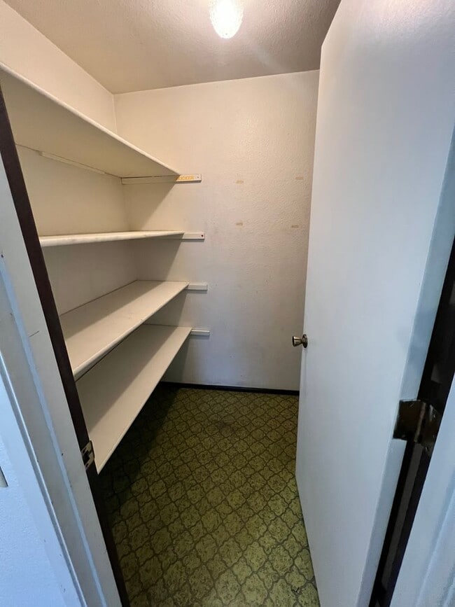 Building Photo - Stylish and Convenient 2 Bed, 1 Bath Apartment in Downtown Port Angeles