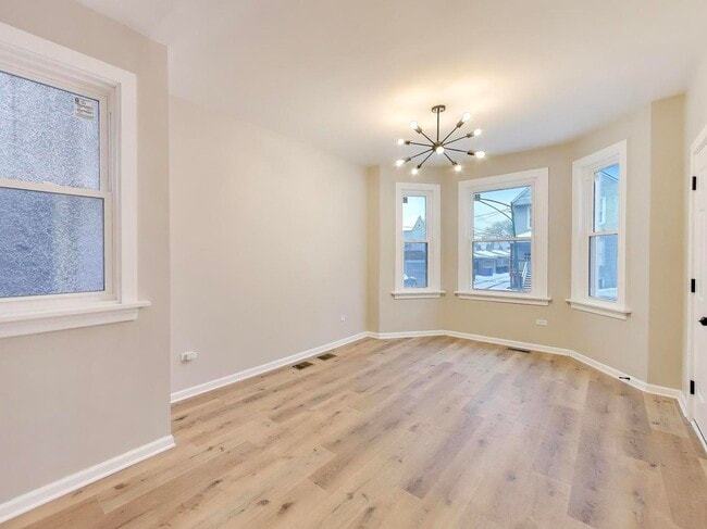 Foto del edificio - 4213 W Roscoe St