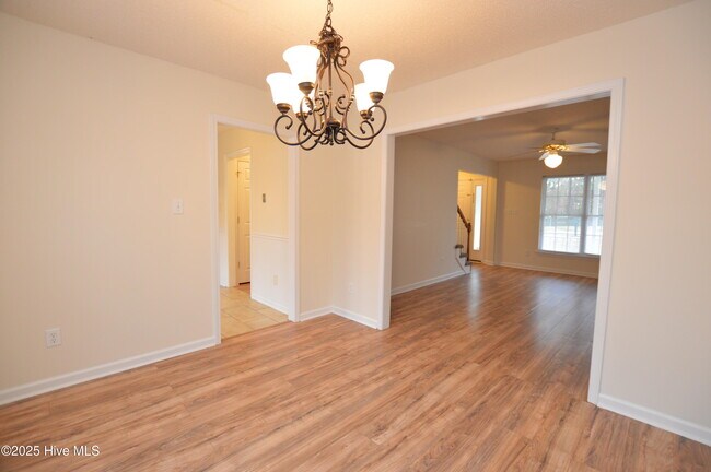 Building Photo - 805 Huff Dr
