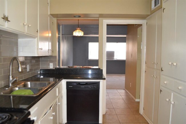 Foto del edificio - 11647 Chimney Rock Rd