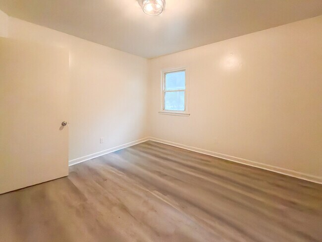 Foto del edificio - 2235 N Whitehill Dr