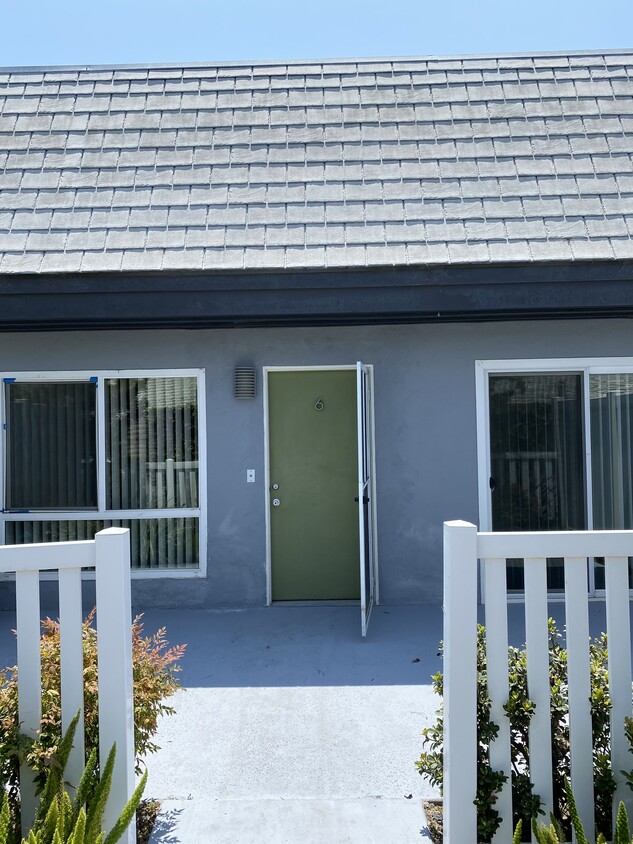 Primary Photo - 1665 Irvine Ave