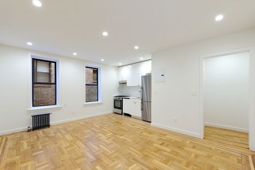 Building Photo - 300 W 12th St