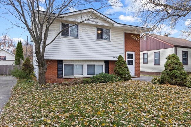 Building Photo - Hardwood Floors- Large Space - Garage