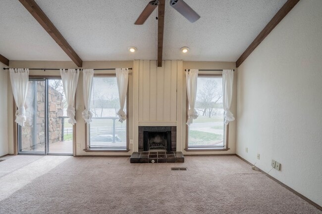 Building Photo - 2 Bed / 2 Bath Condo Near the Gathering Pl...