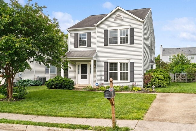 Building Photo - Say hello to your dream Colonial in the he...