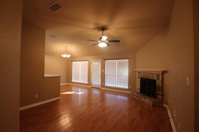 Building Photo - Coming Soon! 3 Bedroom in Flint!